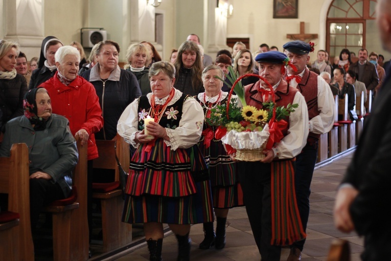 Rzeczyca. Przyznanie Medalu 75-lecia Misji Jana Karskiego ks. Henrykowi Linarcikowi