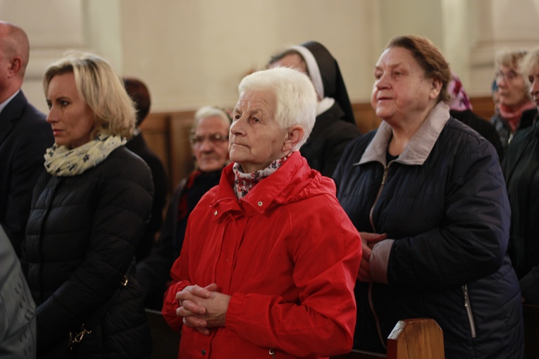 Rzeczyca. Przyznanie Medalu 75-lecia Misji Jana Karskiego ks. Henrykowi Linarcikowi