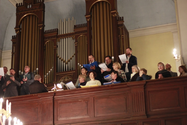 Rzeczyca. Przyznanie Medalu 75-lecia Misji Jana Karskiego ks. Henrykowi Linarcikowi