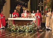 Solenizant przewodniczył Eucharystii, którą koncelebrowali bp Wiesław Szlachetka i bp Piotr Przyborek, a także księża diecezjalni i zakonni.