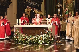 Solenizant przewodniczył Eucharystii, którą koncelebrowali bp Wiesław Szlachetka i bp Piotr Przyborek, a także księża diecezjalni i zakonni.