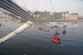 Indie: Do 132 wrosła liczba ofiar zawalenia się mostu w stanie Gudźarat