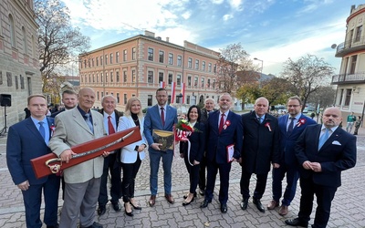 Laureaci Festiwalu Niepodległości z organizatorami.