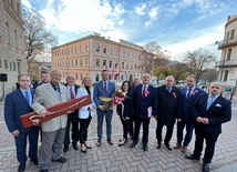 Laureaci Festiwalu Niepodległości z organizatorami.