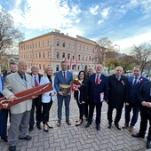 Laureaci Festiwalu Niepodległości z organizatorami.