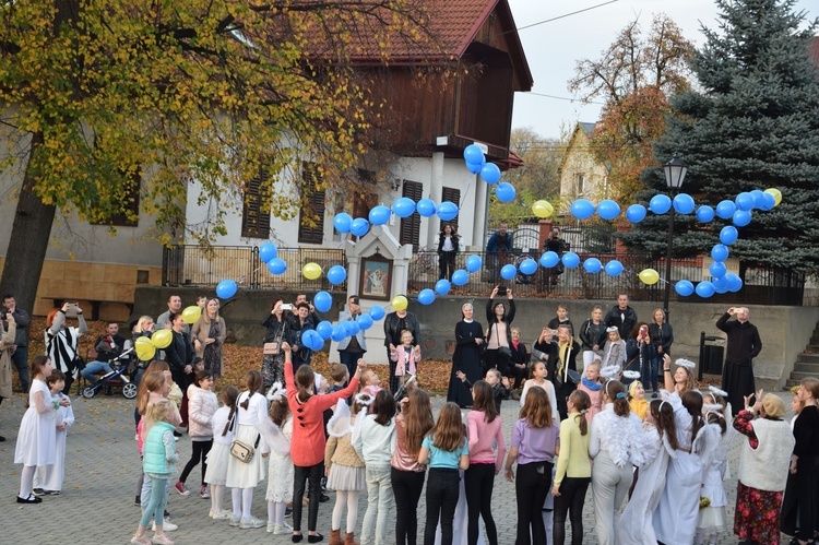 Różaniec z baloników został wypuszczony w niebo.