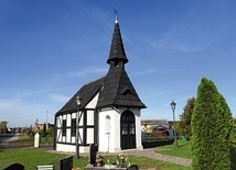 Najstarsza część budowli to dawna kaplica św. Jana Nepomucena z 1794 r. Ryglową nawę dobudowano po I wojnie światowej.