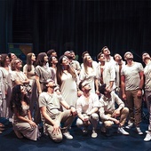 Zespół zaangażowany w projekt spotykał się na sesje nagraniowe w Teatrze Ziemi Rybnickiej. W środku Gabi Gąsior.