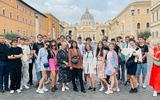 W 12 językach świata i z wizytą w Rzymie