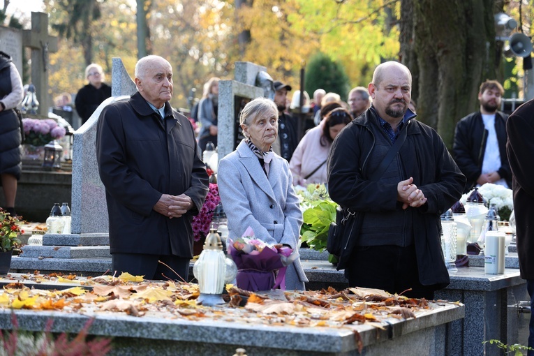 Modlitwa na cmentarzu katedralnym w Sandomierzu