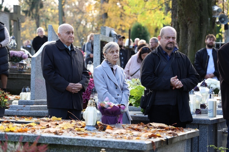 Modlitwa na cmentarzu katedralnym w Sandomierzu