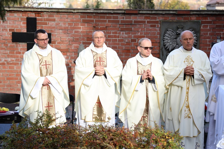 Modlitwa na cmentarzu katedralnym w Sandomierzu