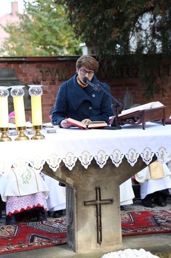 Modlitwa na cmentarzu katedralnym w Sandomierzu