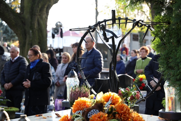 Modlitwa na cmentarzu katedralnym w Sandomierzu
