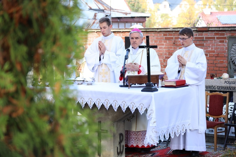 Modlitwa na cmentarzu katedralnym w Sandomierzu