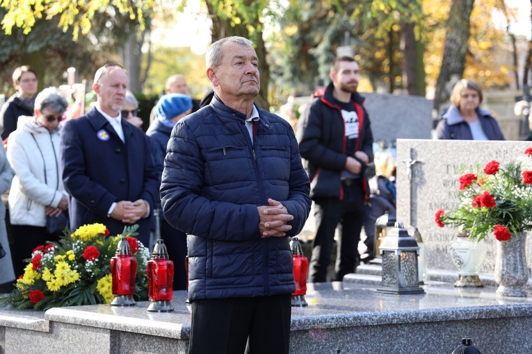 Modlitwa na cmentarzu katedralnym w Sandomierzu