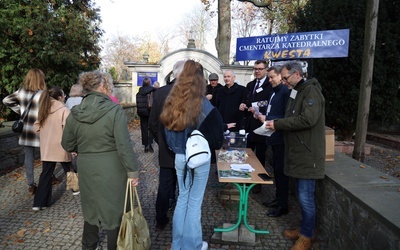 Modlitwa na cmentarzu katedralnym w Sandomierzu