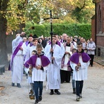 Świdnica. Modlitwa za zmarłych z bp. Markiem Mendykiem