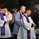 Świdnica. Modlitwa za zmarłych z bp. Markiem Mendykiem