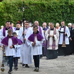 Świdnica. Modlitwa za zmarłych z bp. Markiem Mendykiem