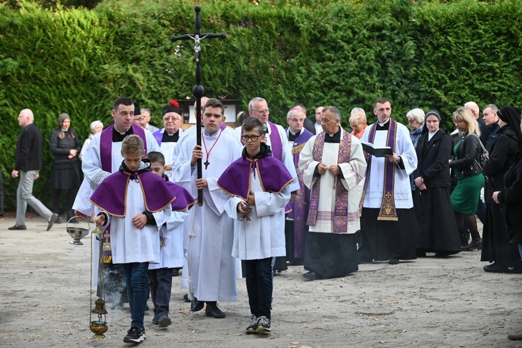 Świdnica. Modlitwa za zmarłych z bp. Markiem Mendykiem