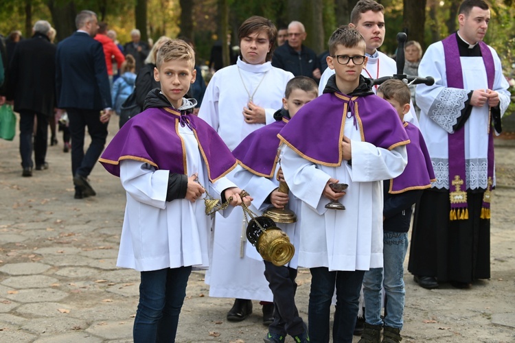 Świdnica. Modlitwa za zmarłych z bp. Markiem Mendykiem