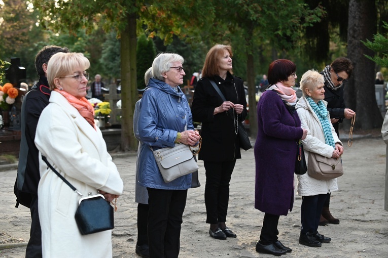 Świdnica. Modlitwa za zmarłych z bp. Markiem Mendykiem