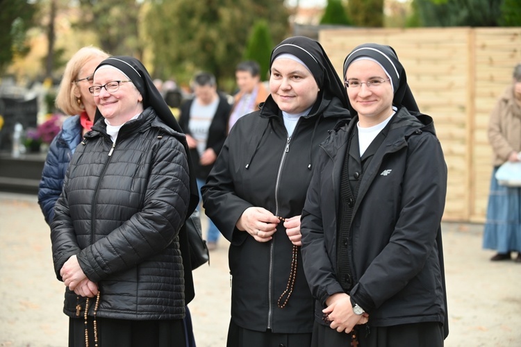 Świdnica. Modlitwa za zmarłych z bp. Markiem Mendykiem