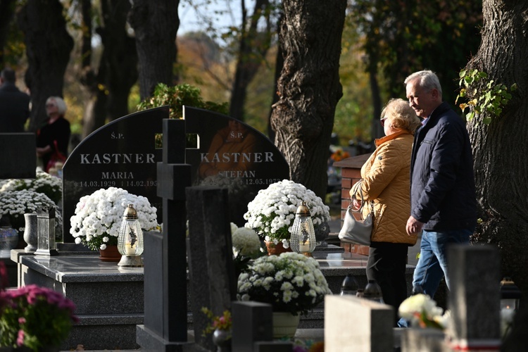 Świdnica. Modlitwa za zmarłych z bp. Markiem Mendykiem