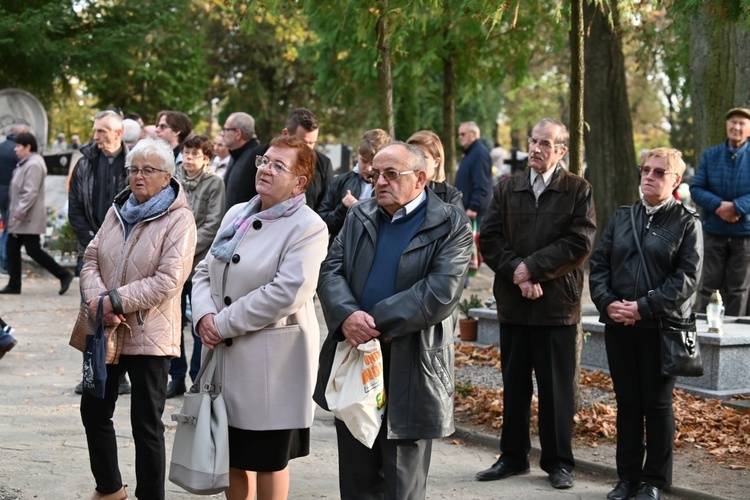 Świdnica. Modlitwa za zmarłych z bp. Markiem Mendykiem