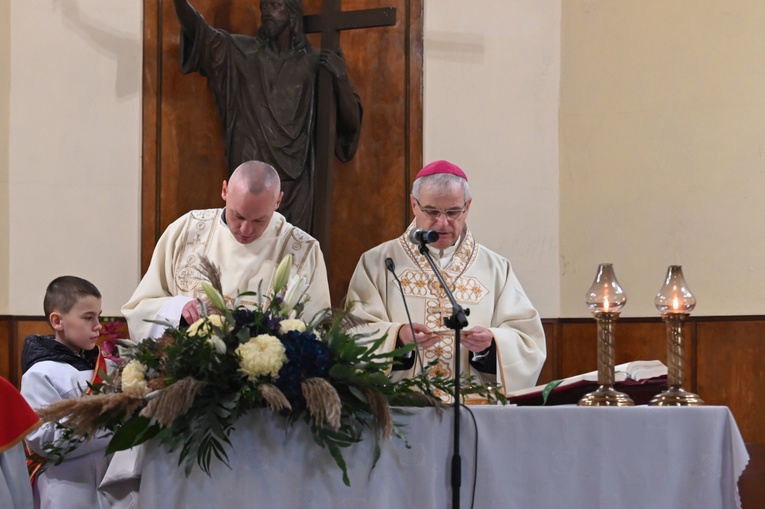 Świdnica. Modlitwa za zmarłych z bp. Markiem Mendykiem