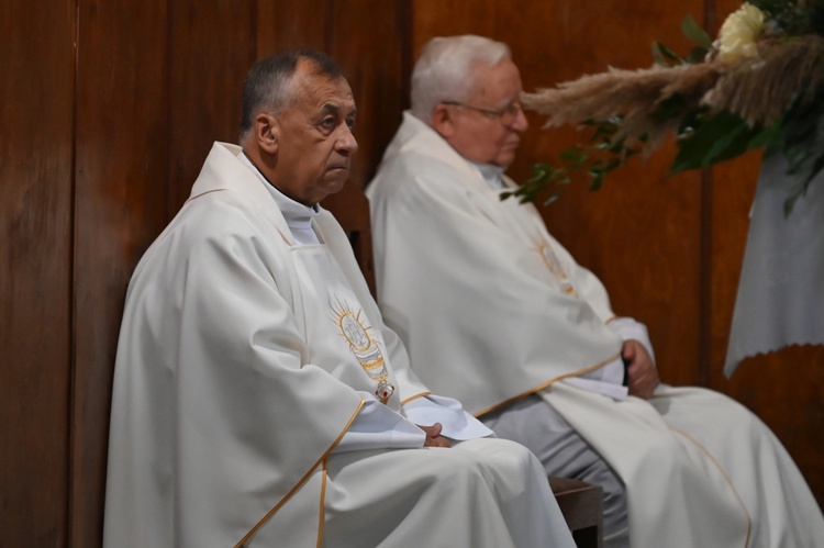 Świdnica. Modlitwa za zmarłych z bp. Markiem Mendykiem