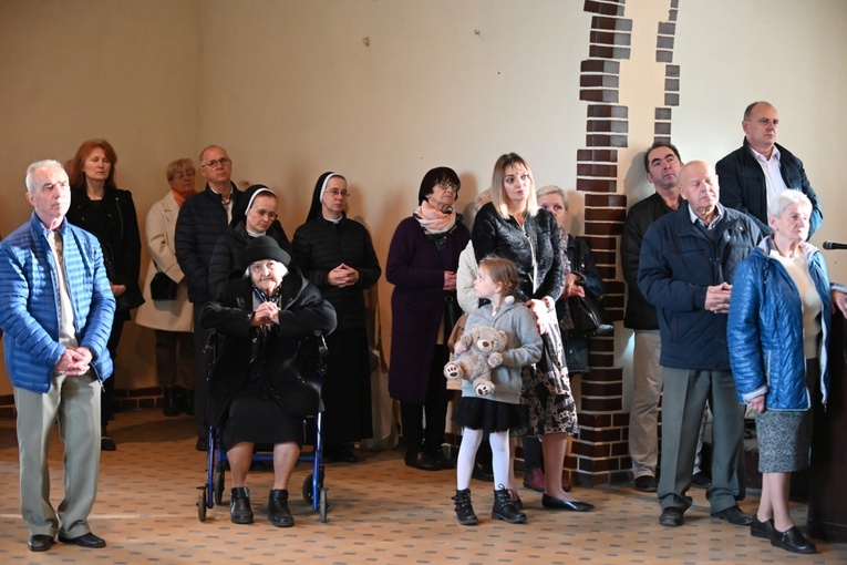 Świdnica. Modlitwa za zmarłych z bp. Markiem Mendykiem