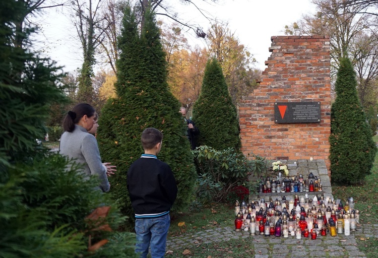 Nabożeństwo na cmentarzu Centralnym