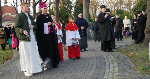 Nabożeństwo na cmentarzu Centralnym