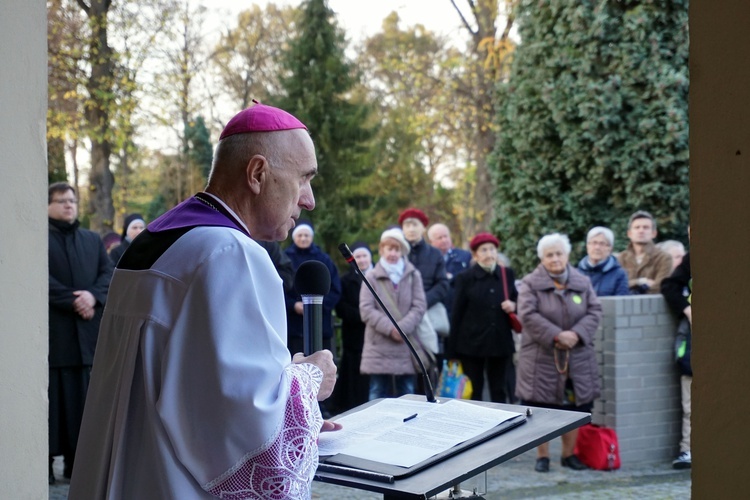 Nabożeństwo na cmentarzu Centralnym