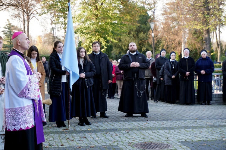 Nabożeństwo na cmentarzu Centralnym