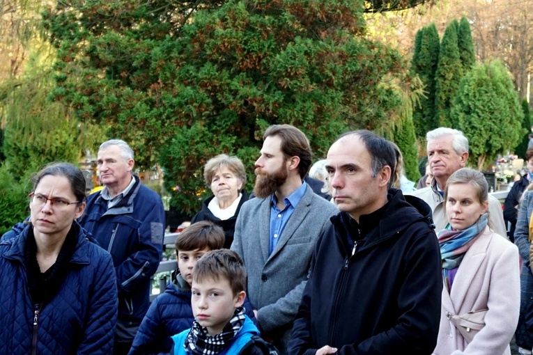 Nabożeństwo na cmentarzu Centralnym