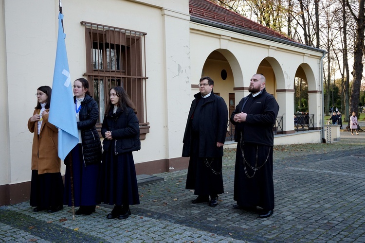 Nabożeństwo na cmentarzu Centralnym