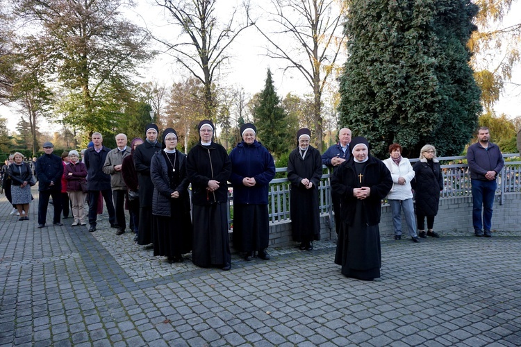 Nabożeństwo na cmentarzu Centralnym