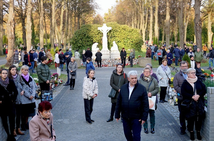 Nabożeństwo na cmentarzu Centralnym