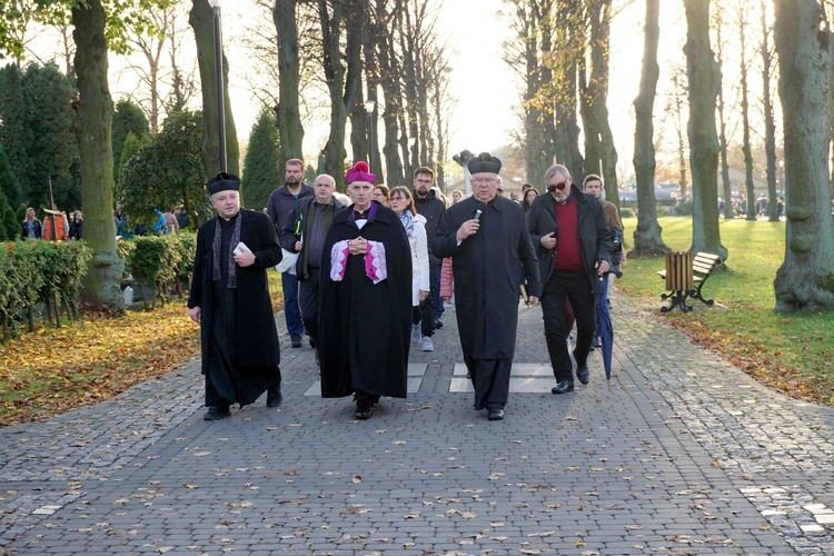 Nabożeństwo na cmentarzu Centralnym