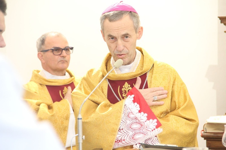 Bp Stanisław Salaterski poświęcił odnowioną kaplicę cmentarną w Wojniczu