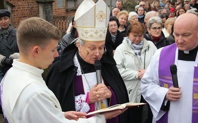 Bp Janocha: Wszyscy jesteśmy ulepieni z kruchej gliny