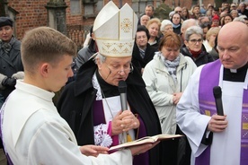 Bp Janocha: Wszyscy jesteśmy ulepieni z kruchej gliny