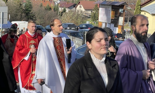 Święci z ks. Grzegorzem Kierpcem w procesji na cmentarz.