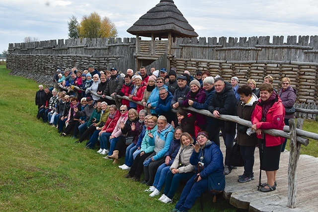 	Pamiątkowe zdjęcie przy osadzie w Biskupinie.