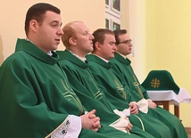 	Najmłodsi księża w czasie Mszy św. z biskupem.