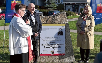 Moment poświęcenia pamiątkowego obelisku.