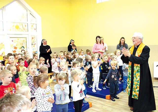 	Ksiądz Tadeusz Faryś w czasie spotkania z przedszkolakami.